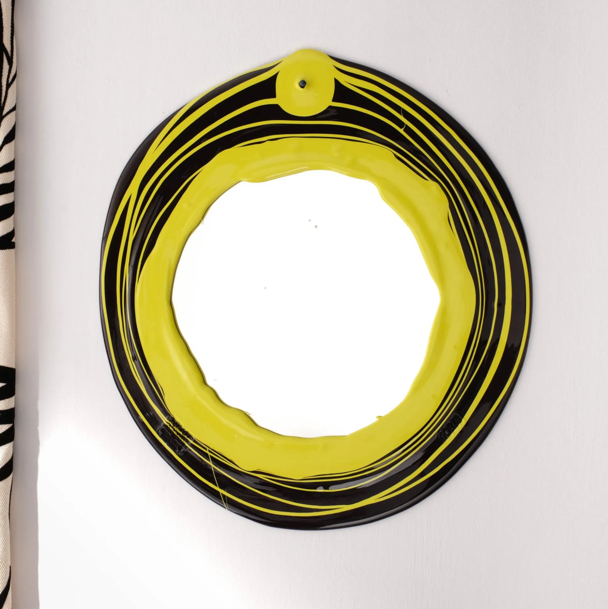 mirror__matt_aubergine_fl_7.webp Mirror - Matt Aubergine, Fluo Yellow