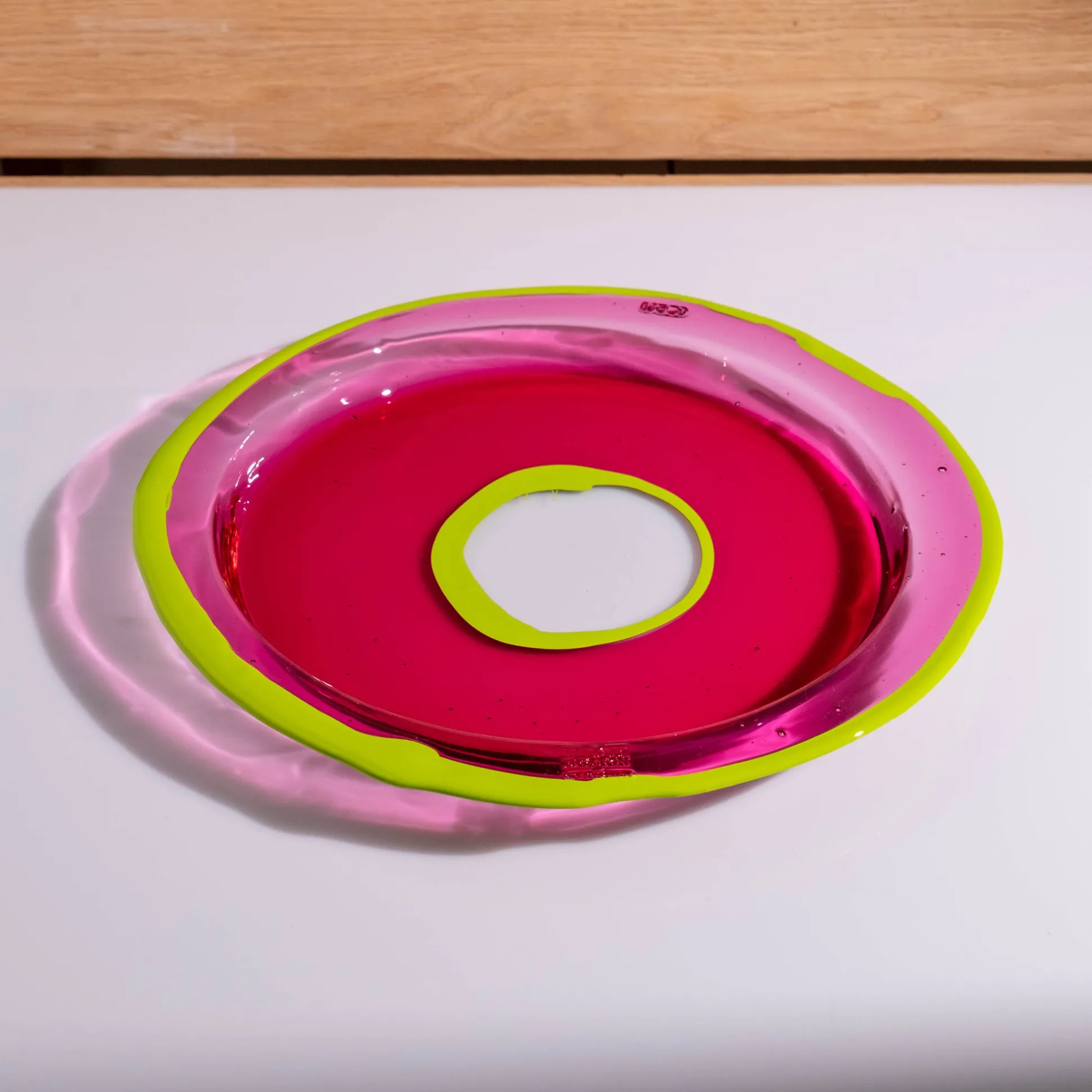 try_tray_round__clear_lig_4.webp Try Tray Round - Clear Light Fuchsia And Lime